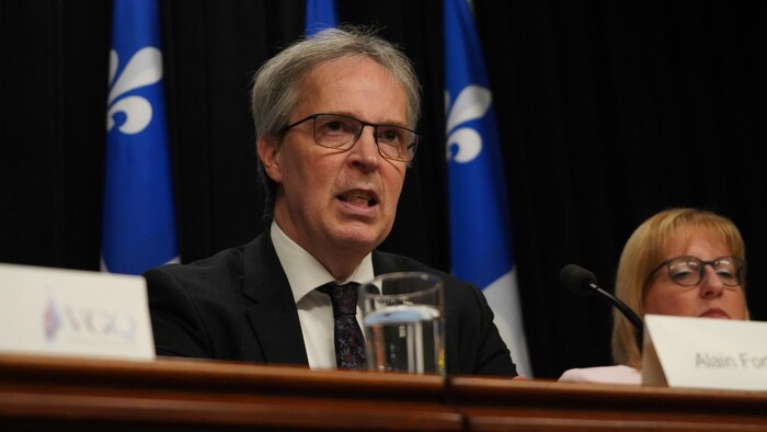 Alain Fortin en conférence de presse.