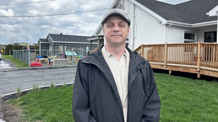 Portrait du conseiller du district du Bic, Alain Martineau, devant le CPE du village.