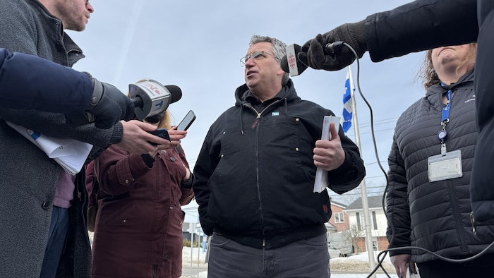 Alain Smolynecky en mêlée de presse, à l'extérieur de l'hôpital de Gatineau.