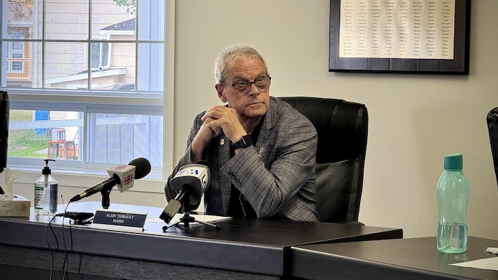 Le maire de Port-Cartier, Alain Thibault, lors d'une conférence de presse en juin 2024.