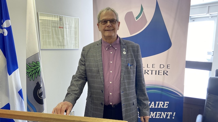 Le maire, devant un lutrin. 