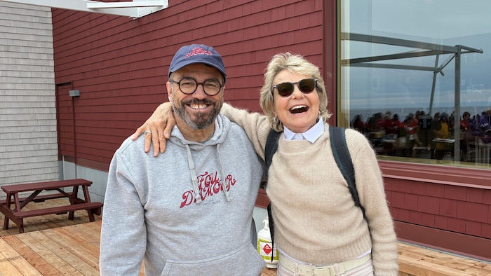 Alan Côté et Marjo devant le Théâtre de la Vieille Forge.