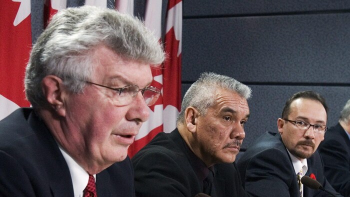 Alan Pope, en compagnie de Stan Louttit, grand chef du Conseil Mushkegowuk et de Jonathan Solomon, chef de Kashechewan, lors d'une conférence de presse à Ottawa en 2006.