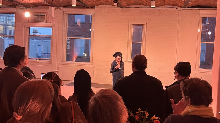 Alanis Obomsawin devant une foule.