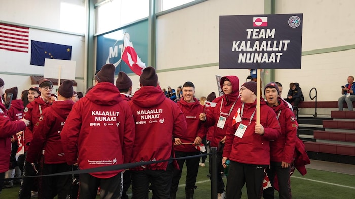 L'équipe du Groenland, vêtue de manteau rouge. 