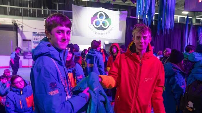 Des athlètes des Jeux d'hiver échangent leurs manteaux, le 15 mars 2024.