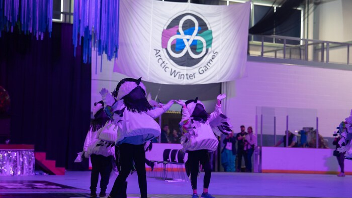 Des personnages représentant la mascotte des Jeux d'hiver, le 15 mars 2024.