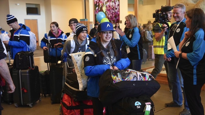 Des athlètes de la délégation du Nord de l'Alberta arrivent à l'aéroport d'Anchorage, en Alaska, le 9 mars 2024. 