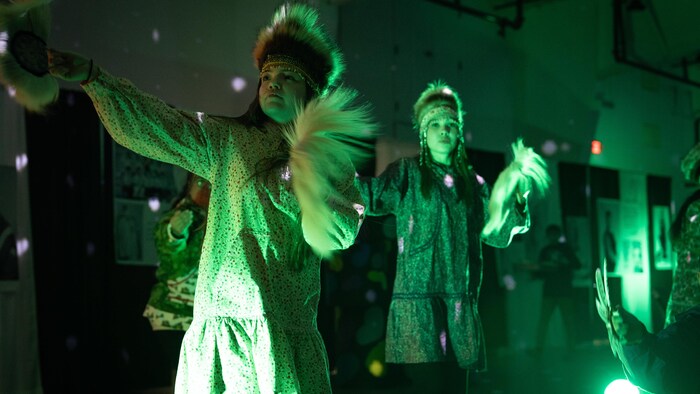 La délégation de l'Alaska performe au banquet culturel des Jeux de l'Arctique 2024. 
