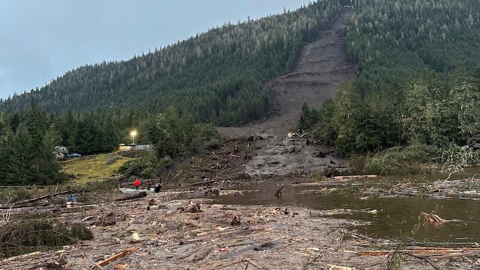 Montagne avec portion dépourvue d'arbres et amoncellement de débris près d'un cours d'eau, le 22 novembre 2023, en Alaska. 