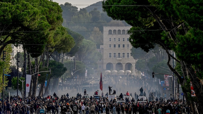 Des milliers de manifestants dans la rue.