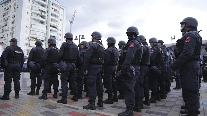 Des policiers albanais.