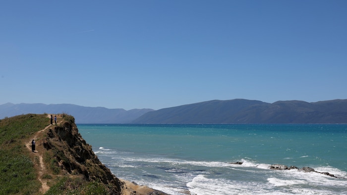 Des randonneurs sur une colline d'une réserve naturelle à Zvërnec, près de Vlore, le 13 juin 2026.