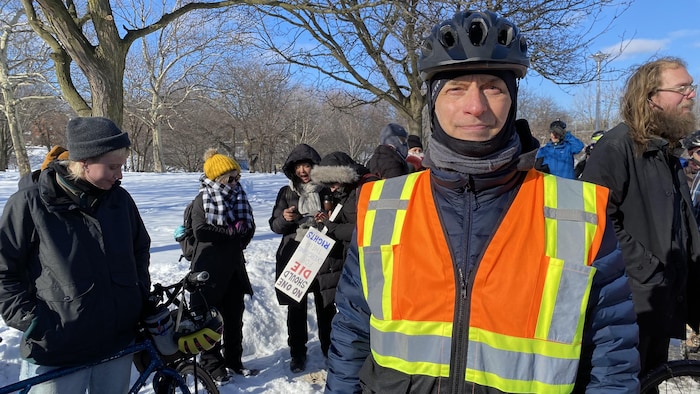 Albert Koehl avec d'autres manifestants au parc Christie Pitts en hiver.