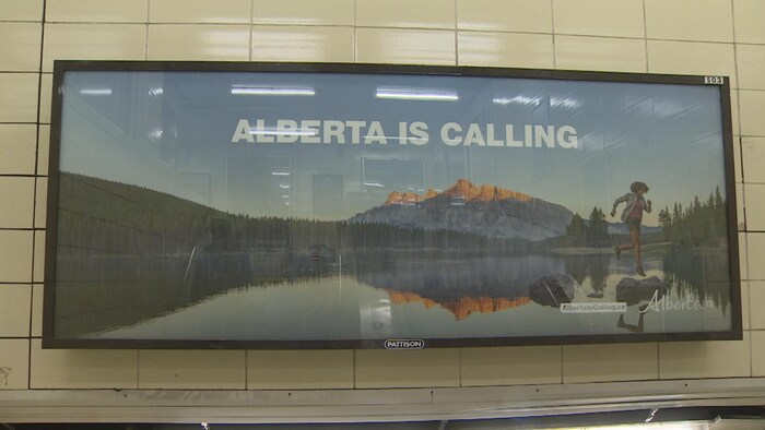 Une grande photo, avec le slogan « Alberta is Calling », sur une photo de montagnes et de lac.