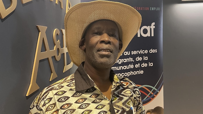 Un homme portant un chapeau de cowboy.