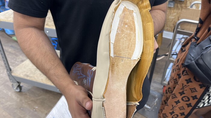 Une botte en bid     d'être fabriquée.