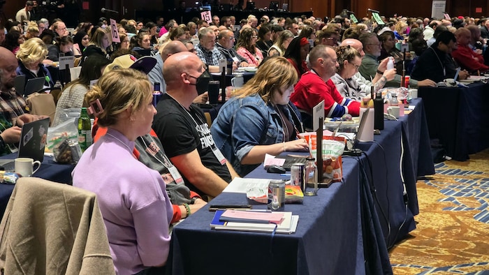 Des participants écoutent une présentation.
