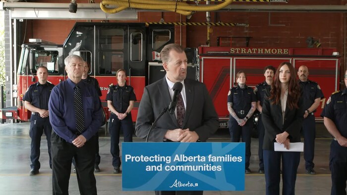 Le ministre de la Sécurité publique et des Services d'urgence, Mike Ellis, lors d'une conférence de presse.