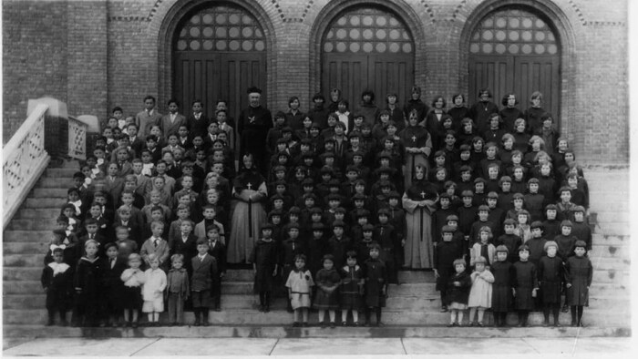 تلاميذ في مدرسة يوفيل الداخليّة.