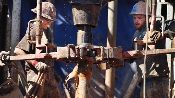 اثنان من عمال قطاع النفط في مقاطعة ألبرتا.