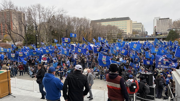 Des militants séparatistes albertains portent les drapeaux bleus de la province, réunis en groupe