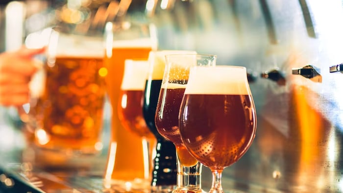 Des verres de bière sur le comptoir d'un bar.