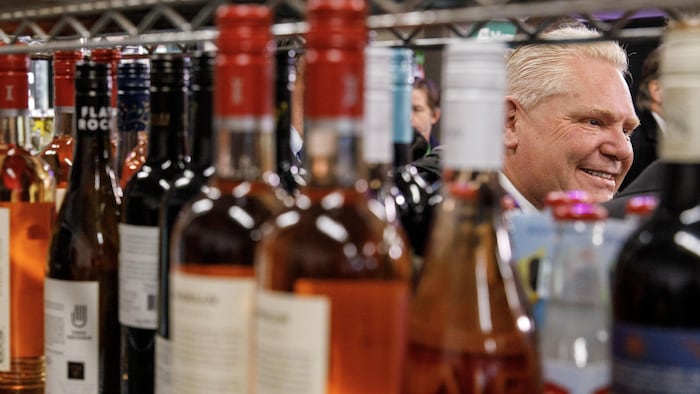 Le premier ministre Doug Ford lors d’une conférence de presse annonçant le projet du gouvernement provincial d’autoriser la vente d’alcool dans les dépanneurs.