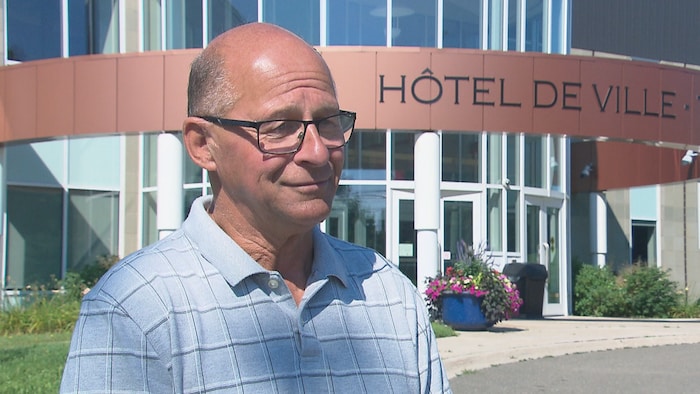 Le maire de Bouctouche devant l'hôtel de ville. 