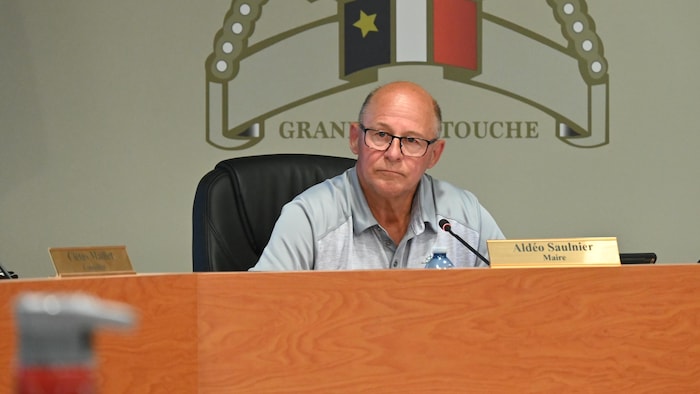 Aldéo Saulnier lors d'une réunion du conseil municipal de Grand-Bouctouche.