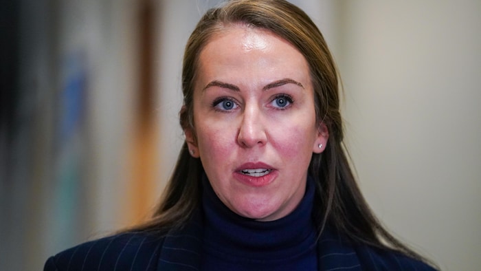 La porte-parole du Nouveau Parti démocratique de la Saskatchewan en matière d'emploi et d'économie, Aleana Young, lors d'une conférence de presse, le 25 novembre 2024.