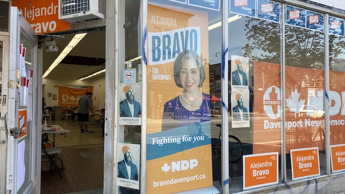 Le local de campagne de la candidate du Nouveau parti démocratique, Alejandra Bravo, dans le quartier Davenport du centre-ville de Toronto.