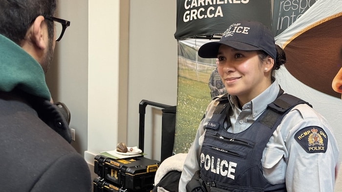 Un portrait d'Alejandra Rojas, policière de la Gendarmerie royale du Canada, lors de la foire de l'emploi du Conseil économique et coopératif de la Saskatchewan organisé à Regina, le 6 mars 2026.