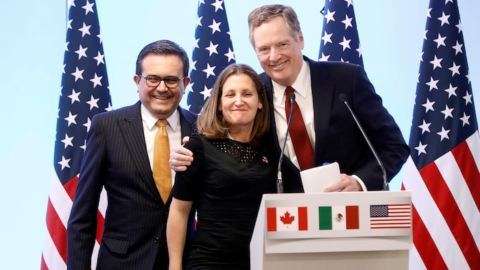 Chrystia Freeland, Robert Lighthizer et Ildefonso Guajardo posent pour une photo.