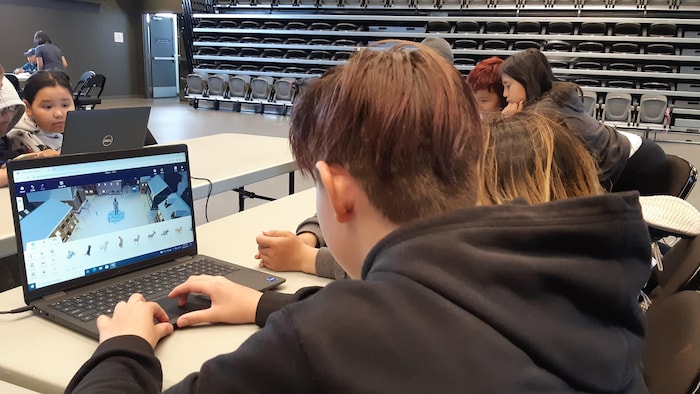 Photo d'un jeune qui travaille à l'ordinateur.