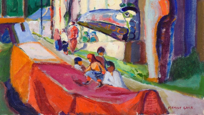 Une scène de village côtier ou autochtone, peinte dans des couleurs très vives. Au premier plan, plusieurs personnes sont rassemblées près d’une grande embarcation rouge. À droite, une imposante figure sculptée se dresse devant un bâtiment, tandis que plusieurs mâts totémiques apparaissent en arrière-plan. La composition mêle architecture, figures humaines, sculptures et végétation, sous un ciel bleu très lumineux.