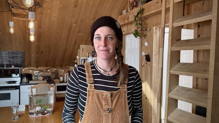 Alex-Anne Cécyre, à l'intérieur d'une demeure en bois.