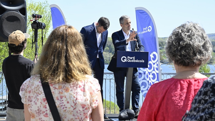 Alex Boissoneault et Paul St-Pierre Plamondon sur un podium extérieur.