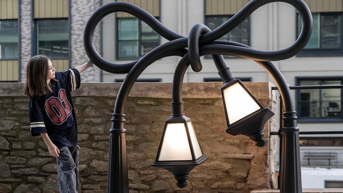 Deux lampadaires qui s'enlacent