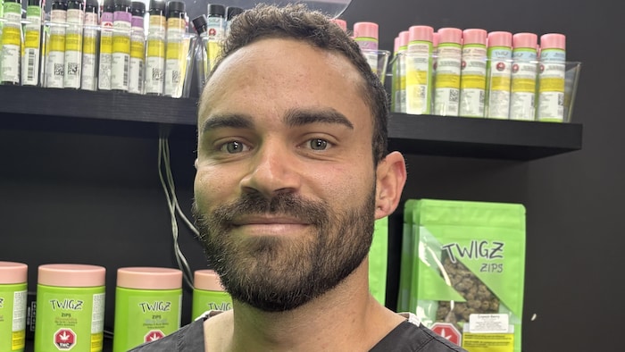 Alex Lebreton devant plusieurs de ses produits.