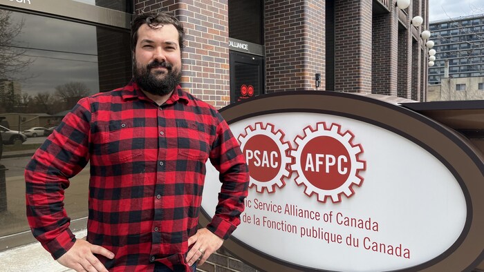Alex Silas, vice-président exécutif national pour l'Alliance de la Fonction publique du Canada, devant le siège du syndicat.