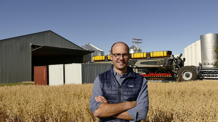 Alexander Boersch dans un champ d'avoine devant sa ferme.