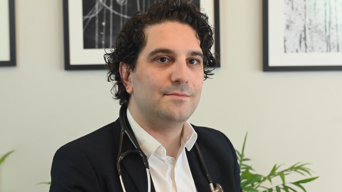 Un homme de face avec un stéthoscope autour du cou.