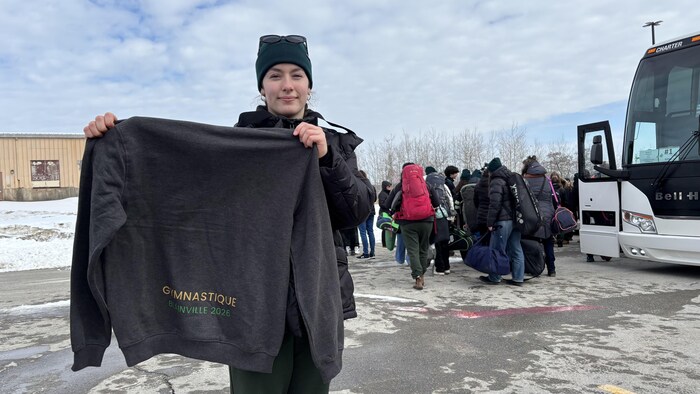 Alexandra Perreault montre son coton ouaté des Jeux du Québec.