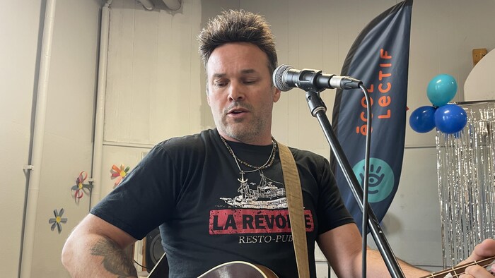 L’auteur-compositeur-interprète Alexandre Belliard en performance à l'école primaire L'Écollectif de Sherbrooke