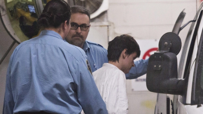 L’auteur présumé de l’attentat survenu au Centre culturel islamique de Québec, Alexandre Bissonnette, est escorté jusqu’à un fourgon cellulaire à la suite de sa comparution au palais de justice de Québec le 30 janvier 2017.