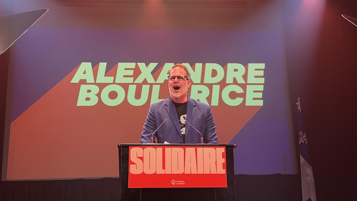 Alexandre Boulerice sur scène.