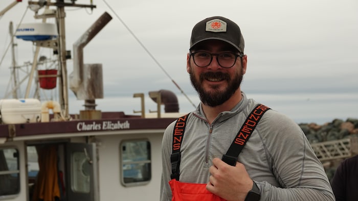Alexandre Bourgeois devant un bateau.