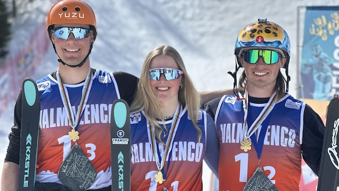Ils posent ensemble médaille au cou avec leurs skis.