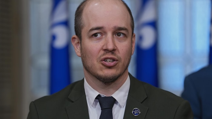 Alexandre Leduc en point de presse.